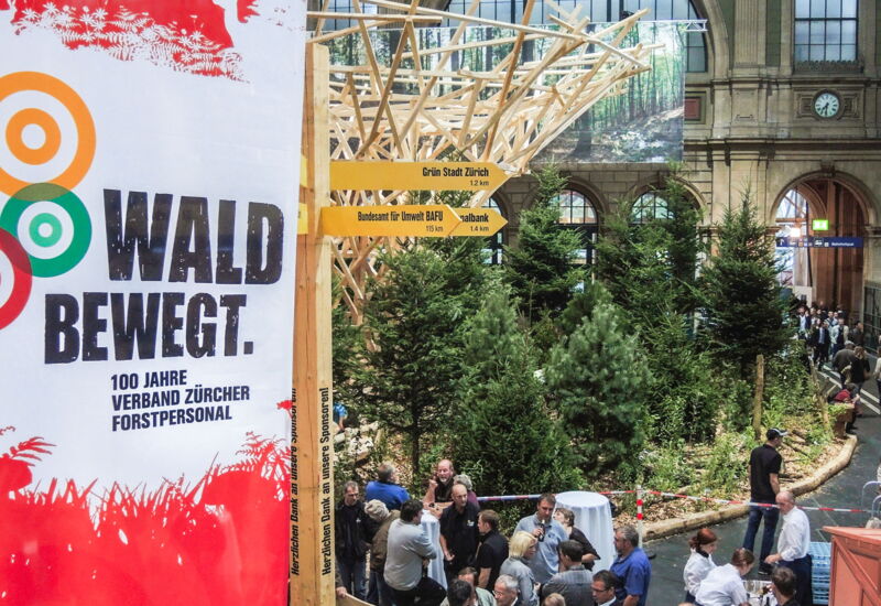 Ein grosses Plakat macht auf die Veranstaltung "Wald bewegt" aufmerksam