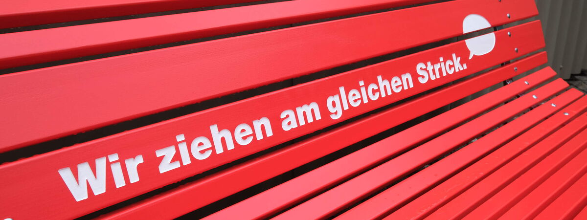 Botschaften in Sprechblasen auf einer Sitzbank