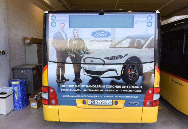 Bus-Heckscheiben-Werbung für Ford