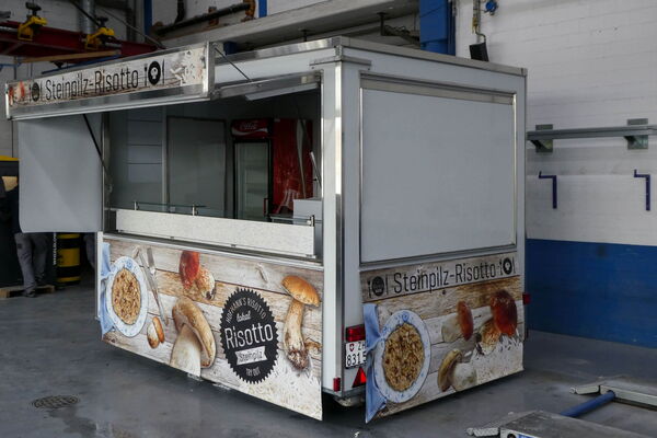 Foodtruck-Beschriftung durch Blachendruck von der Seite