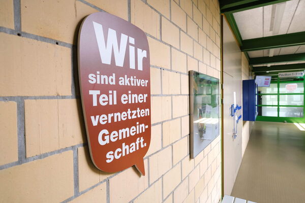 Botschaften in Sprechblasen im Gang