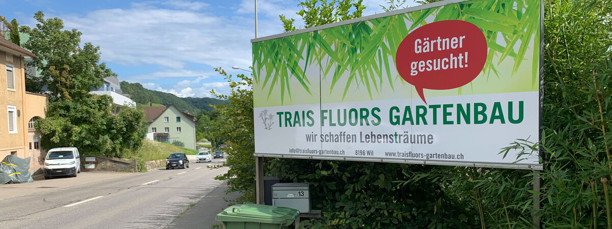 Eine 3-teilige Werbetafel für eine offene Stelle als Gärtner/in bei Trais Fluors Gartenbau