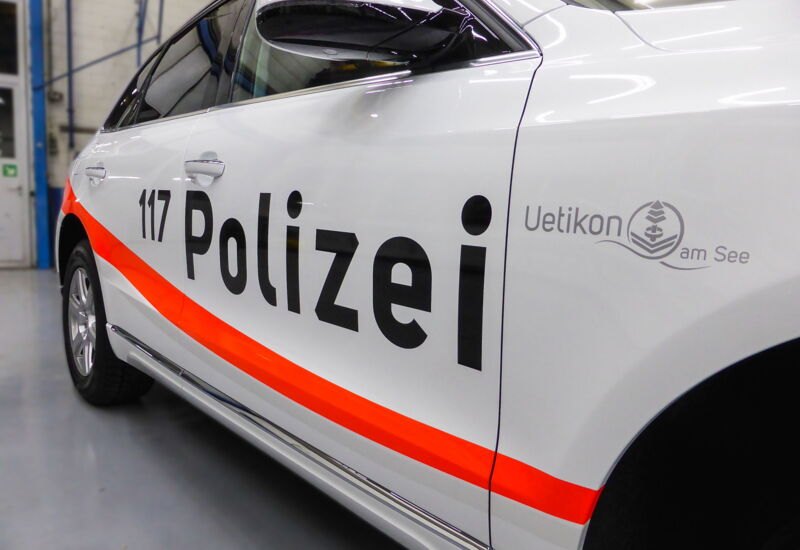 Polizeifahrzeug-Beschriftung Nahaufnahme