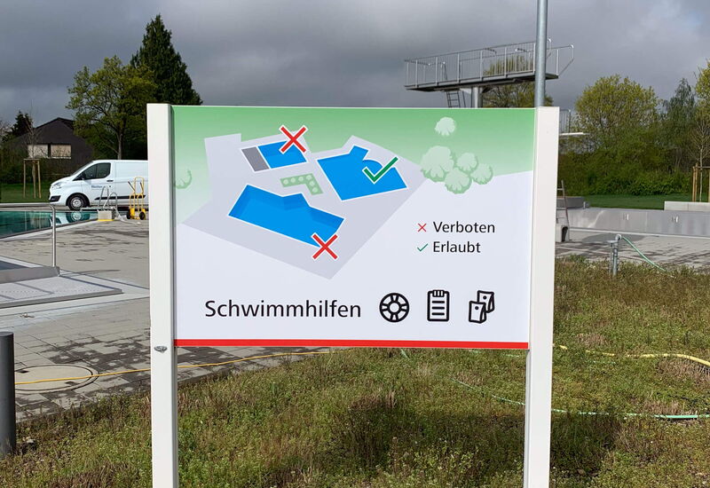 Signaletik Besucherführung Schwimmhilfen