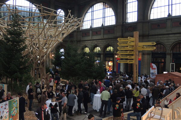 Viele Besucher versammeln sich im HB Zürich um am Event Wald bewegt teilzunehmen