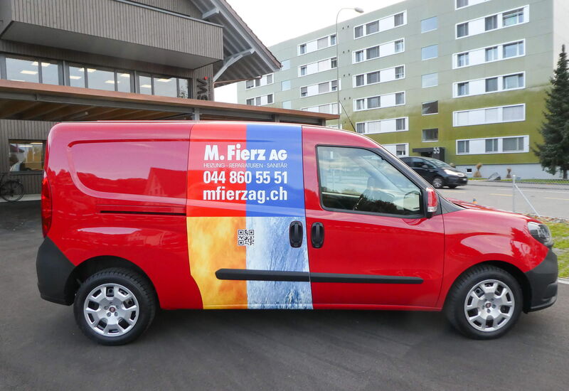 Fahrzeugbeschriftung mit Window-Lochfolie