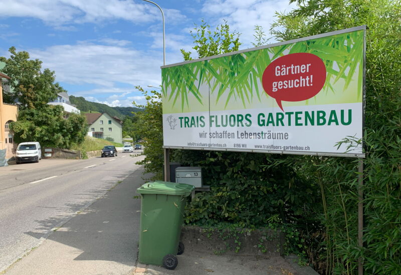 Eine 3-teilige Werbetafel für eine offene Stelle als Gärtner/in bei Trais Fluors Gartenbau