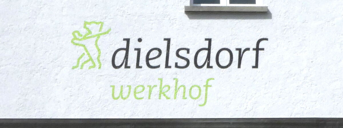 Gemeinde Logo auf Hausfassade Nahaufnahme