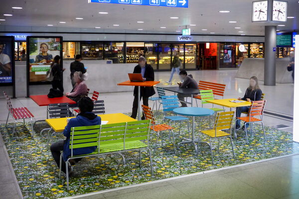 Das geschaffene Stück Natur am Hauptbahnhof Zürich lädt zum verweilen ein