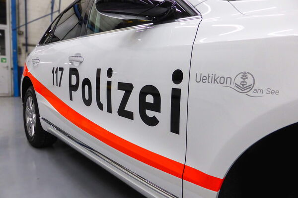 Polizeifahrzeug-Beschriftung Nahaufnahme