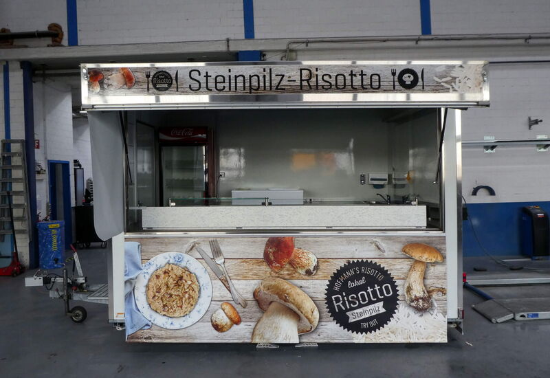 Foodtruck-Beschriftung durch Blachendruck von vorne